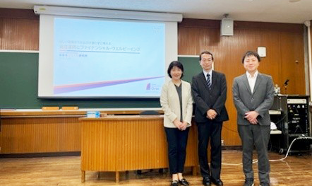 伊藤（左）、長谷川教授（中央）、坂内（右）