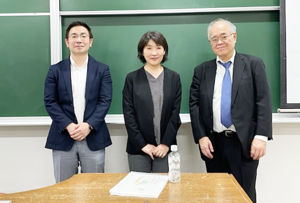 (左)脇屋 特定准教授、(中央)伊藤、(右)幸田 特別教授